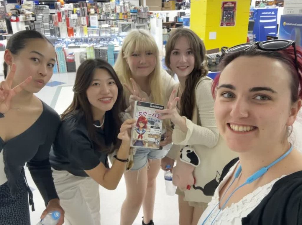 Scavenger Hunt SeoulQuest Mentor Students and Sarah Happy Posed HZ