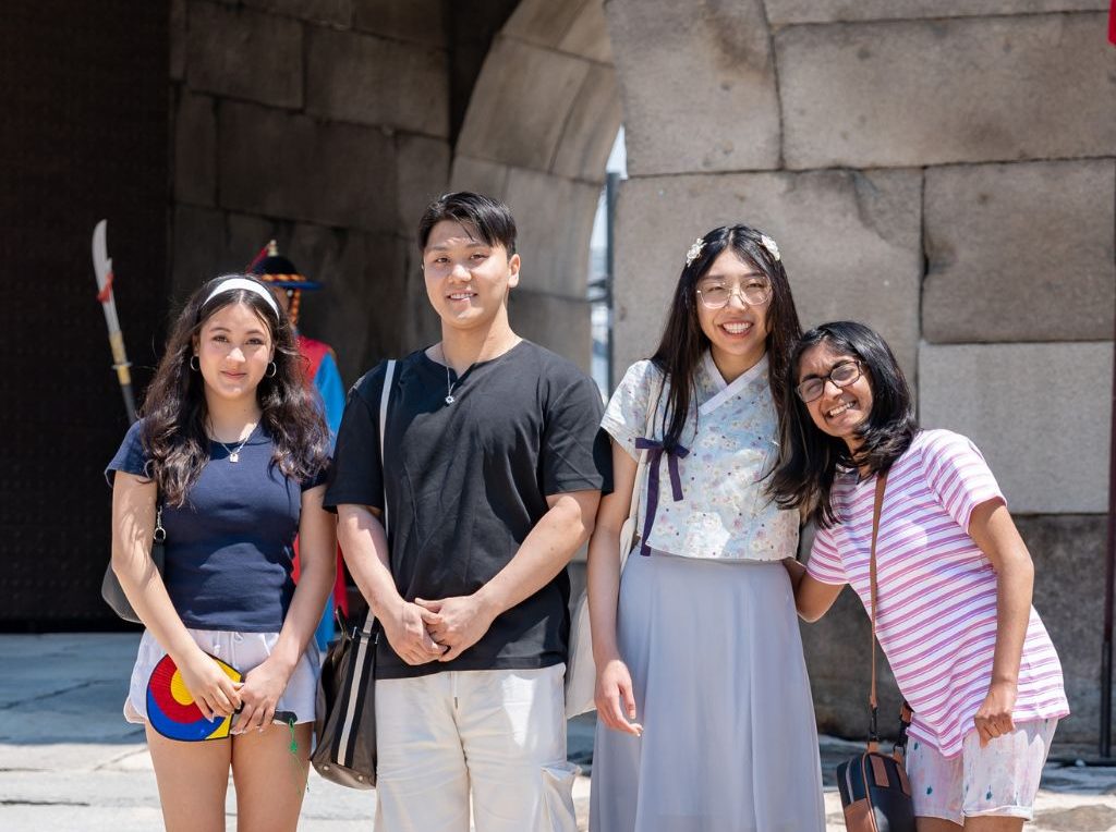 Scavenger Hunt Sungnyemun Gate SeoulQuest Students and Mentor Smiling Posed Happy HZ